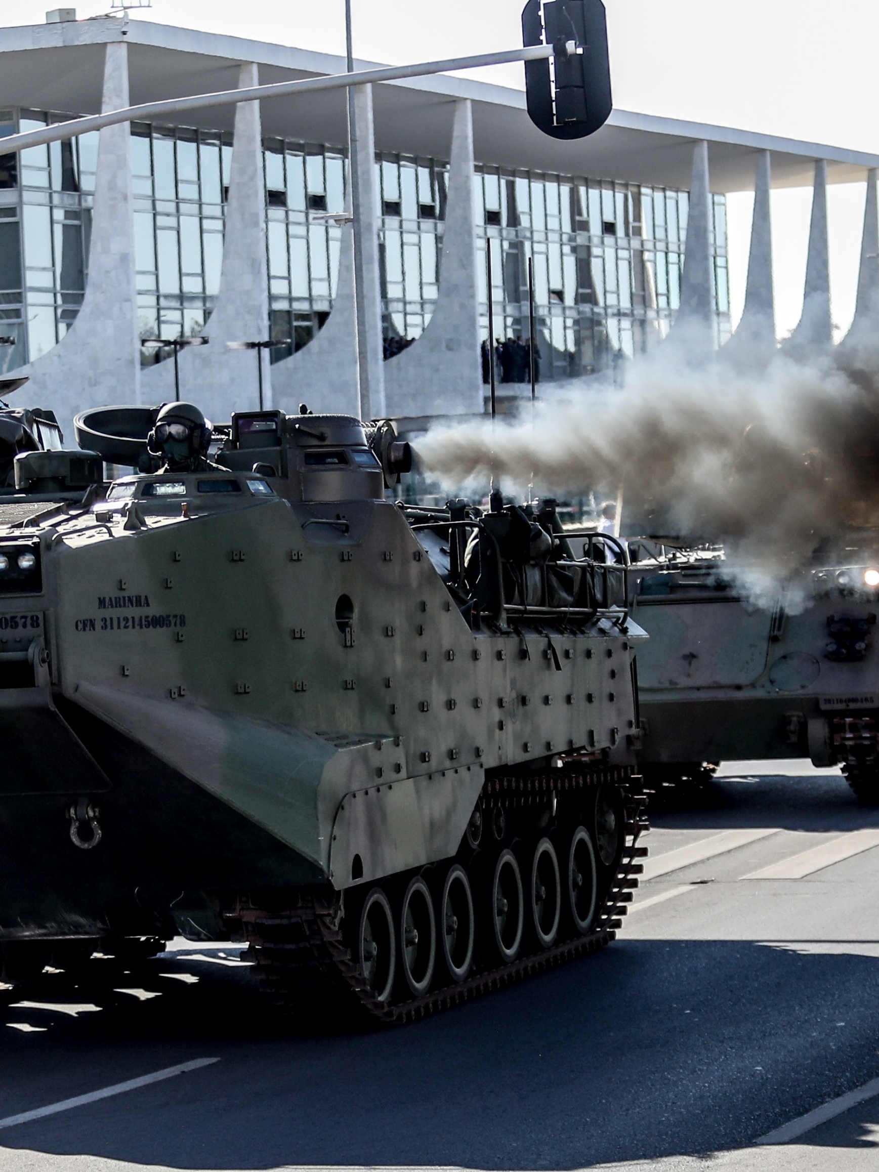 Desfile de blindados militares em Brasília vira meme nas redes