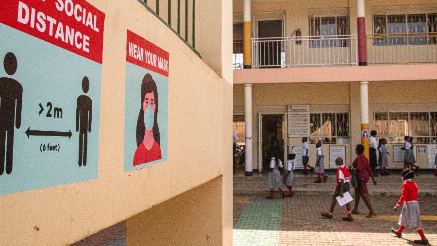 10.jan.2022 - Alunos retornam às escolas após dois anos de fechamento em razão da covid-19 na Uganda - Badru Katumba/AFP