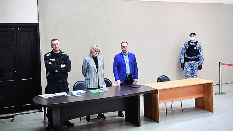 22.mar.2022 - O líder da oposição russa, Alexei Navalny (à esquerda), durante julgamento na prisão