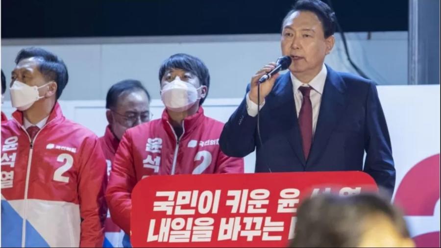 Yoon, um ex-promotor, cometeu o que os analistas descrevem como uma série de erros durante seus primeiros meses no cargo - GETTY IMAGES