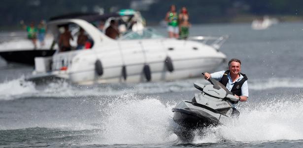 Bolsonaro, de jet ski durante manifestação de apoiadores no lago Paranoá