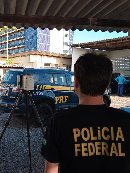 Policiais fazem perícia no carro da PRF onde Genivaldo foi morto - PF/Divulgação