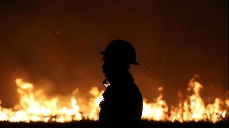 Brigadista durante incêndio - REUTERS/Bruno Kelly