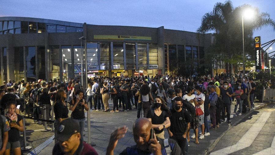 15.fev.2023 - Passageiros enfrentam enormes filas para embarcar em ônibus do sistema Paese em frente à Estação Pinheiros do Metrô - RONALDO SILVA/ESTADÃO CONTEÚDO