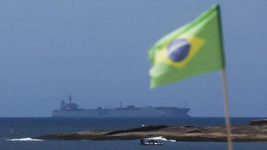 O navio de guerra iraniano "Iris Makran" passa pela costa do Rio de Janeiro, próximo à praia de Copacabana - Ricardo Moraes/Reuters