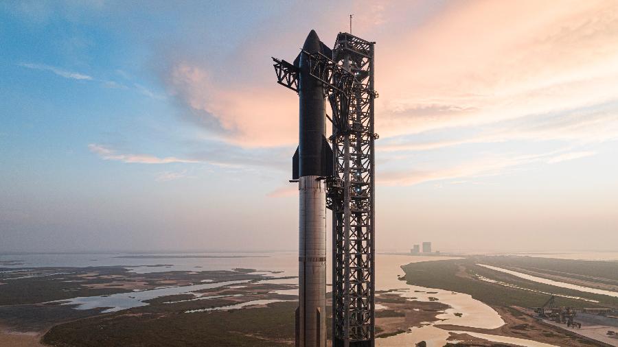 Starship e foguete Super Heavy estavam prontos para o lançamento na base Starbase, no Texas (EUA) - SpaceX