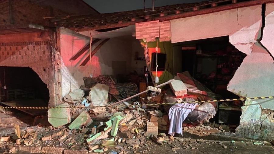 Caso foi registrado por volta das 4h e veículo derrubou muro de residência em São Miguel dos Campos - Corpo de Bombeiros de Alagoas/Reprodução