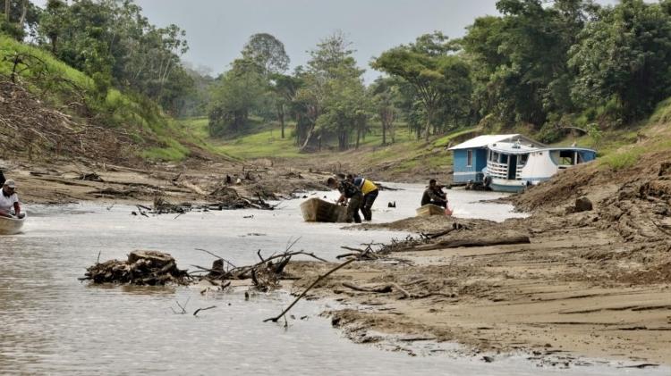 Seca no Amazonas fez com que transporte fluvial de crianças para escolas fosse paralisado em muitos locais 
