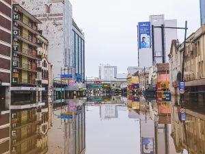 Imagens mostram centro histórico de Porto Alegre inundado após chuvas; veja