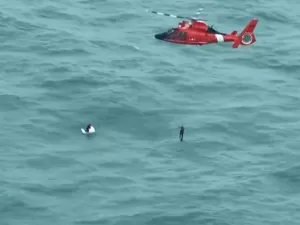 Homem é resgatado em alto mar após barco afundar durante furacão Milton