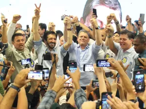 Nunes agradece Tarcísio por apoio na campanha em ato com clima de festa