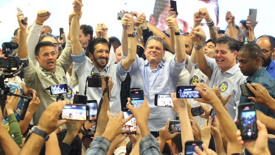 O prefeito de São Paulo e candidato à reeleição, Ricardo Nunes, participa do evento de campanha "Arrancada para a Vitória" ao lado do governador de São Paulo, Tarcísio de Freitas - 21.out.2024-Daniel Teixeira/Estadão Conteúdo