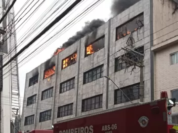 Incêndio atinge prédio comercial no Brás, em SP; há risco de desabamento