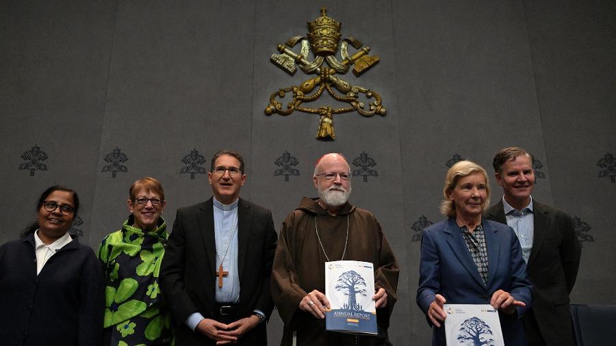 Membros da Pontifícia Comissão para Tutela dos Menores apresentaram o primeiro relatório nesta terça-feira (29) - Tiziana FABI / AFP