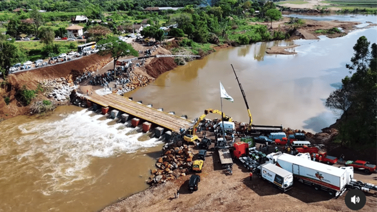 Ponte logo após a inauguração