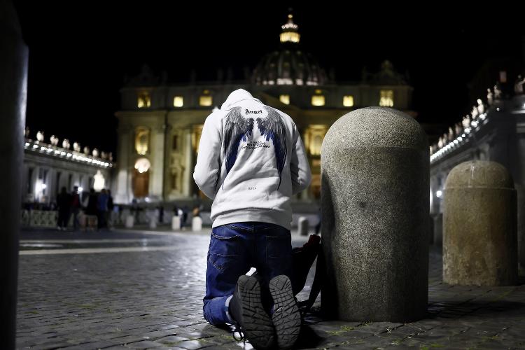 Fiéis prestam homenagem ao papa Francisco na Praça San Pietro Fiéis prestam homenagem ao papa Francisco na Praça San Pietro