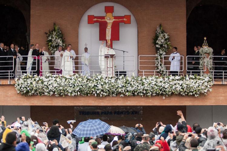 Papa Francisco fala com fiéis na tribuna Bento 16 Papa Francisco fala com fiéis na tribuna Bento 16