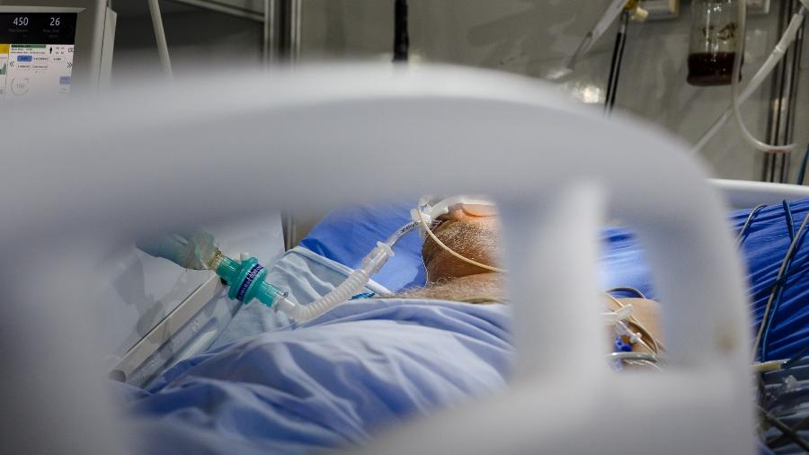 Paciente com covid é tratado em hospital de campanha em 2021