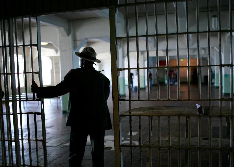 O antigo refeitório de Alcatraz, sendo mostrado por um guarda-florestal dos EUA em 2009 O antigo refeitório de Alcatraz, sendo mostrado por um guarda-florestal dos EUA em 2009