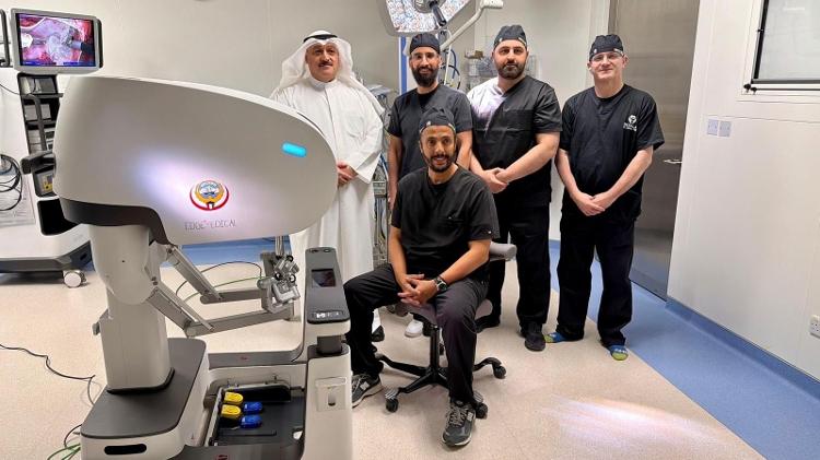 Equipe no Kuwait que realizou a cirurgia de forma remota 