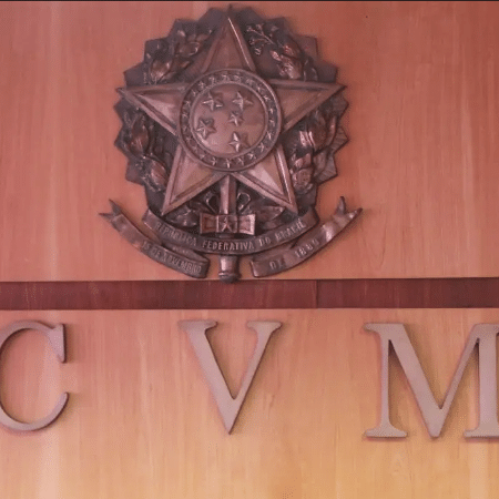 CVM funciona como um árbitro do mercado financeiro, garantindo que as regras sejam seguidas por empresas, corretoras e investidores