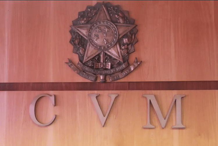 A CVM funciona como um árbitro do mercado financeiro, garantindo que as regras sejam seguidas por empresas, corretoras e investidores