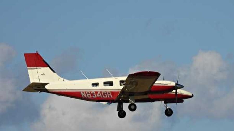 bimotor Piper de asa fixa (7 assentos / 2 motores) N634GR chegando ao Aeroporto Executivo de Ft. Lauderdale.