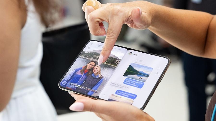 iPhone Duo exibido durante apresentação no Apple Park, na Califórnia