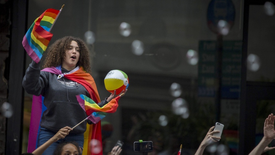28.jun.2015 - Mulher segura uma bandeira de arco-íris durante a Parada do Orgulho Gay, ao longo da 5ª Avenida, em Manhattan, na cidade de Nova York (EUA), neste domingo (28). Uma decisão da Suprema Corte dos Estados Unidos legalizou na sexta-feira (26) o casamento entre pessoas do mesmo sexo, ao derrubar vetos estaduais à união homossexual - John Taggart/EPA/EFE