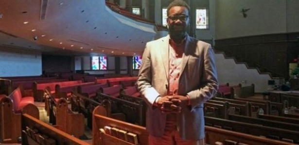 Pastor distribui cartilha elaborada por ativista e escritor negro, para evitar novos casos como o de Michael Brown - João Fellet/BBC Brasil