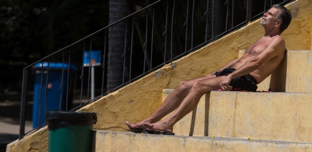 Homem toma sol no parque da Água Branca, na zona oeste de São Paulo, nesta segunda - Fernando Nascimento/Brazil Photo Press/Estadão Conteúdo