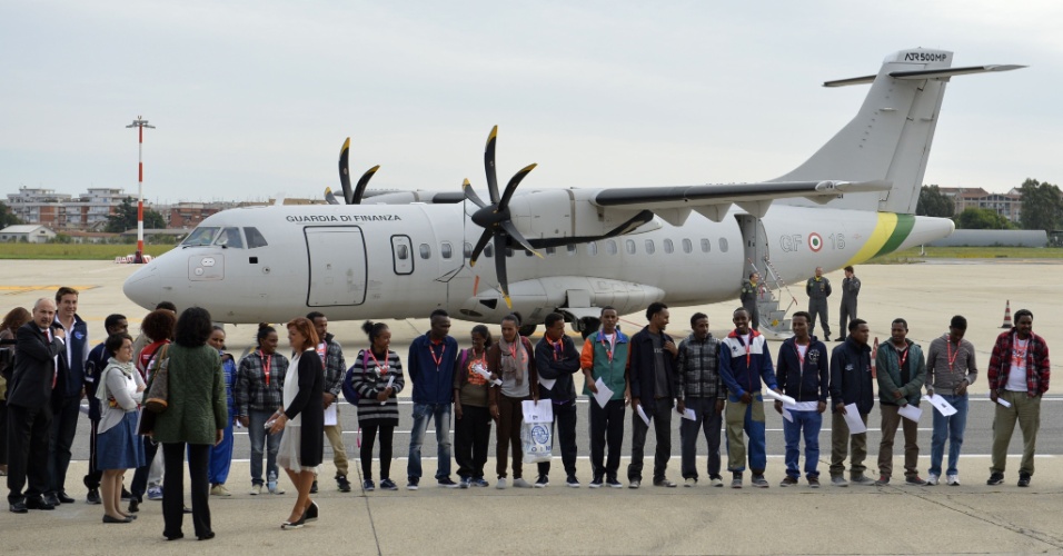 9.out.2015 - Grupo de refugiados da Eritreia se prepara para embarcar em avião rumo à Suécia, no aeroporto de Ciampino, em Roma (Itália). A viagem faz parte do novo programa da União Europeia para realocar refugiados em países do bloco