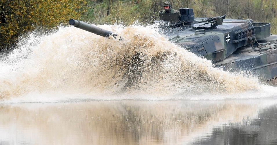 09.out.2015 - Tanque Leopard 2 atravessa rio, durante dia de treinamento do exército, em Munster, na Alemanha