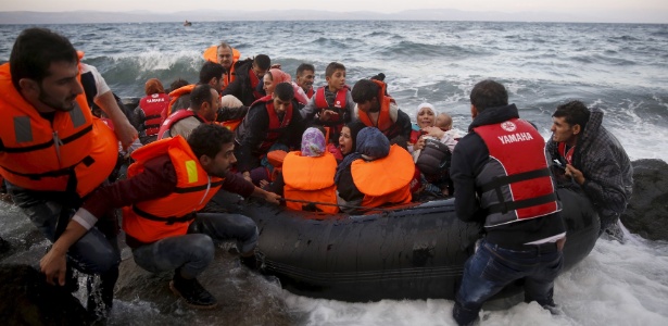 27.out.2015 - Refugiados sírios chegam em uma jangada, no mar agitado, em uma praia na ilha grega de Lesbos - Giorgos Moutafis/Reuters