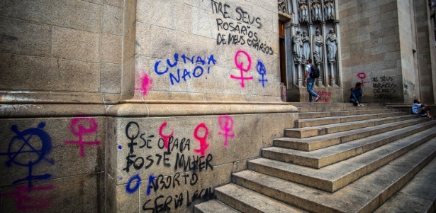 Catedral da Sé é pichada com frases a favor da descriminalização do aborto - Cris Faga/Fox Press Photo/Estadão Conteúdo