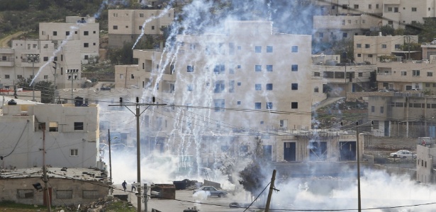 Tropas israelenses disparam gás lacrimogêneo próximo a local onde um palestino teria tentado esfaquear guardas de fronteira israelenses em Hebron, na Cisjordânia - Mussa Qawasma/Reuters
