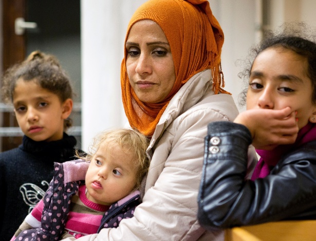 Samar, que trabalhava no Ministério das Finanças sírio, com suas filhas em um abrigo - Djamila Grossman/The New York Times