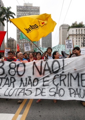 Membros do MPL (Movimento Passe Livre) se concentram em frente ao Theatro Municipal, no centro de São Paulo - Marlene Bergamo/Folhapress