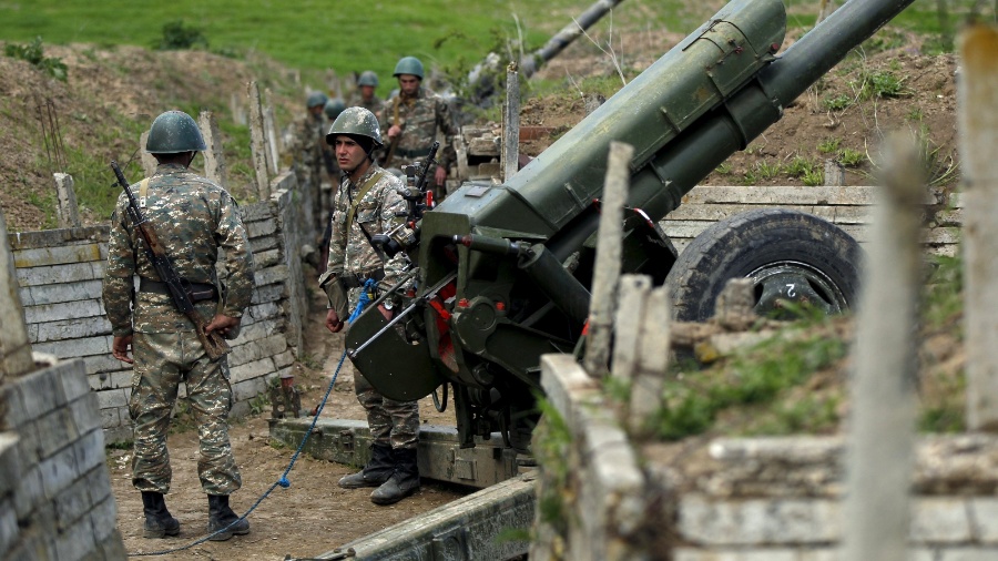 7.abr.2016 - Mesmo com um acordo de cessar-fogo na região da autoproclamada república de Nagorno Karabakh após quatro dias de intensos combates, os soldados armênios continuam de prontidão. Há mais de 25 anos armênios e azerbaijanos vivem em atrito. As Forças Armadas do Azerbaijão disseram ter perdido 31 soldados no mais recente conflito - Reuters/Staff