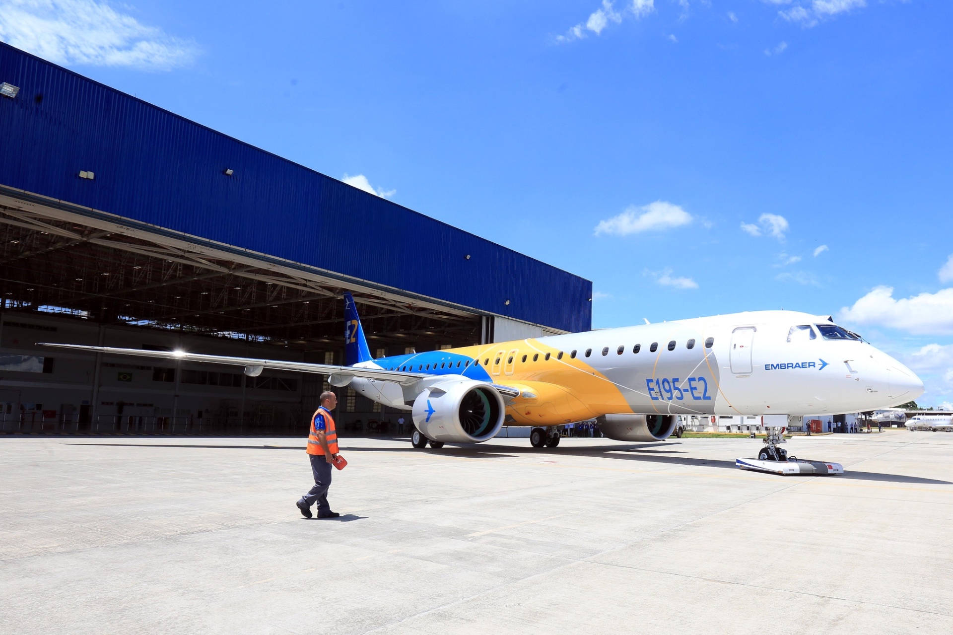 Embraer apresenta novo jato comercial E195-EL - Ricardo Matsukawa / UOL
