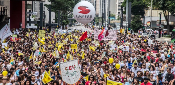 25.mar.2017- Protesto de professores municipais contra a reforma da Previdência, na avenida Paulista - Cris Fraga/ Fox Press/ Estadão Conteúdo 
