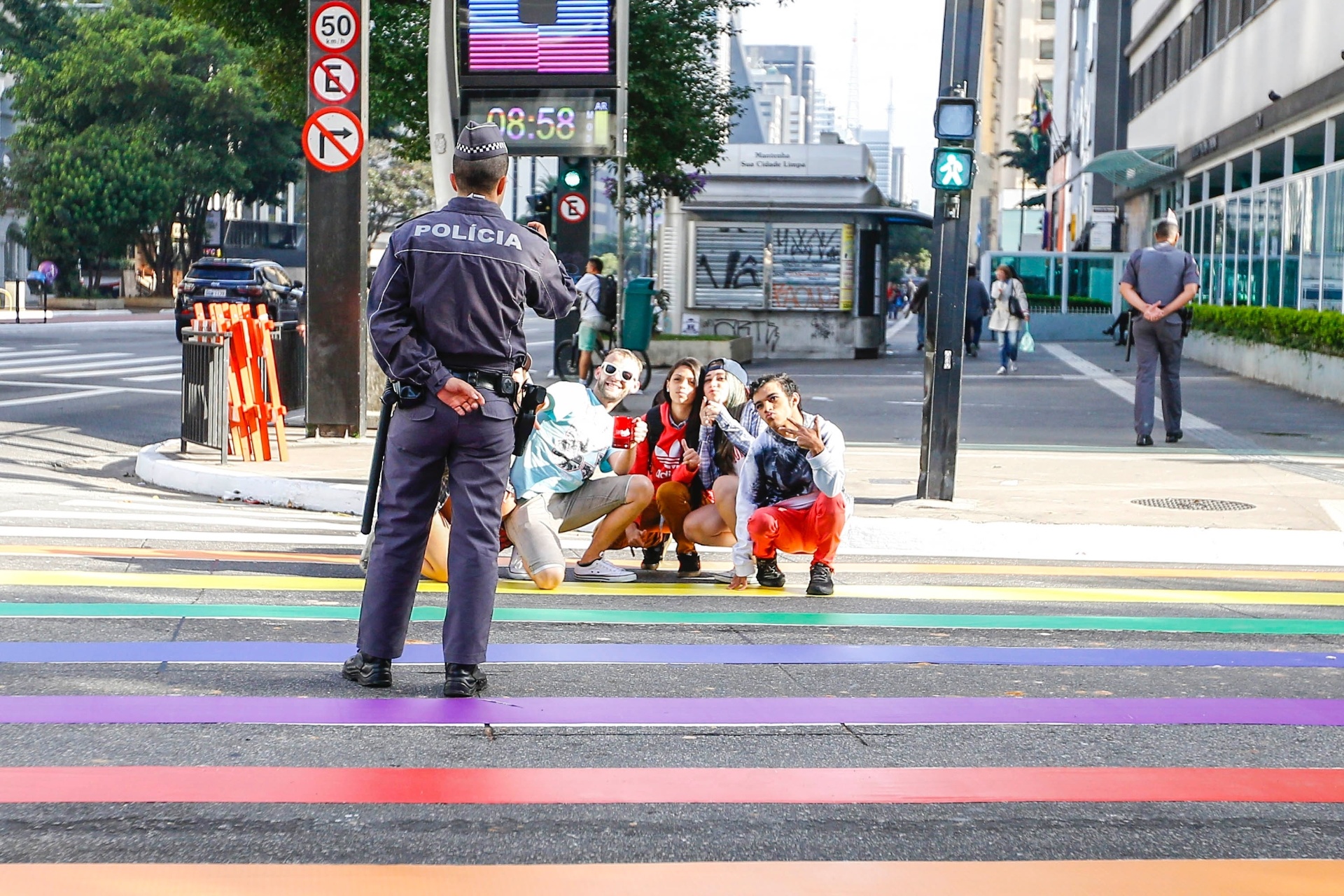 18.jun.2017 - Policial militar faz registro fotográfico de participantes da Parada Gay 2017, em São Paulo, durante a concentração do evento. O tradicional desfile em favor da diversidade começa na avenida Paulista e segue pela rua da Consolação até a praça da República, no centro da capital - SUAMY BEYDOUN/AGIF/ESTADÃO CONTEÚDO