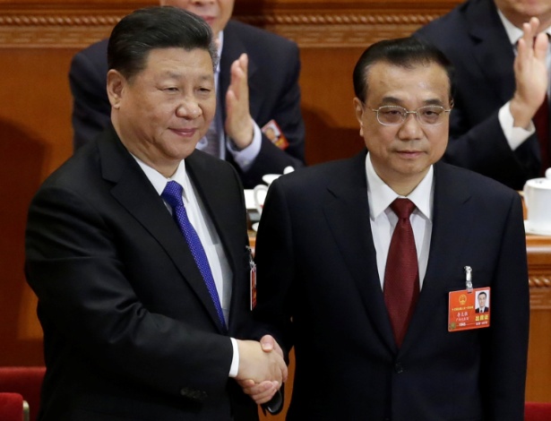 Presidente Xi Jinping cumprimenta o premiê Li Keqiang, reeleito para mais cinco anos - Jason Lee/Reuters