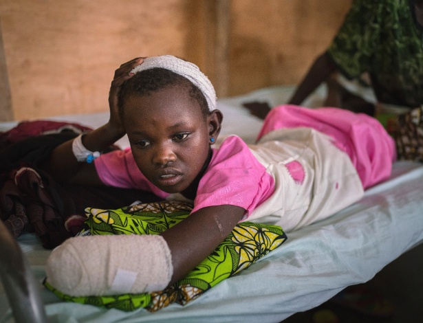 Grace Mave, 12 anos, se recupera de ataque em um hospital em Bunia, no Congo - Diana Zeyneb Alhindawi/The New York Times