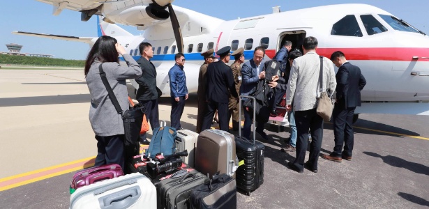 23.mai.2018 - Jornalistas sul-coreanos desembarcam em Wonsan, na Coreia do Norte, antes de iniciar a viagem rumo ao centro de testes nucleares de Punggye-ri - AFP PHOTO / News1