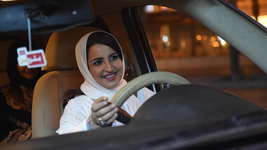 24.jun.2018 - Samar Al-Moqren, saudita que acabou de tirar sua carteira de habilitação após o fim da proibição das mulheres dirigirem carros na Arábia Saudita, dirige pela primeira vez na capital Riad  - AFP PHOTO / FAYEZ NURELDINE