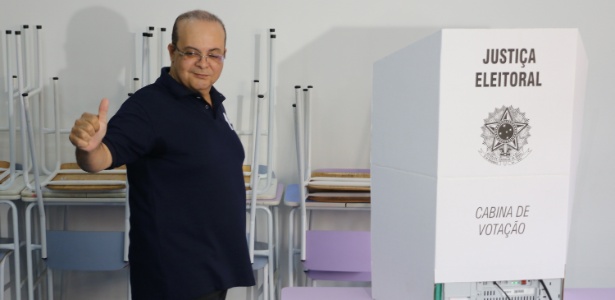 07.out.2018 - Ibaneis Rocha, candidato do MDB ao governo do Distrito Federal, vota em Brasília