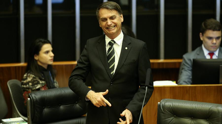 Jair Bolsonaro (PSL), faz "arminha" com os dedos, no plenário da Câmara dos Deputados, durante sessão solene do Congresso Nacional em homenagem aos 30 anos da Promulgação da Constituição Federal de 88 - Pedro Ladeira/Folhapress