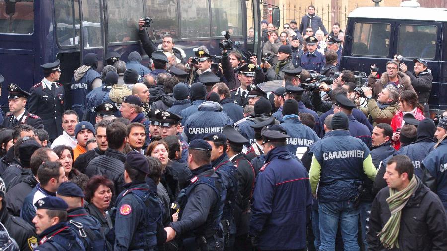 Polícia italiana coloca 90 pessoas detidas em ônibus, em Palermo, na Itália, em operação contra máfia siciliana Cosa Nostra - 08.dez.2016 - Franco Lannino/EFE