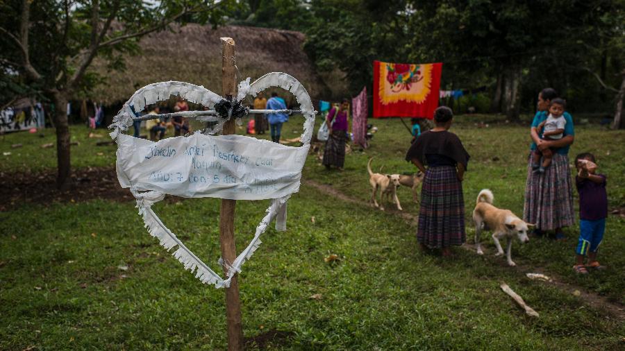 Memorial feito no quintal da casa do avô de Jakelin, perto de Raxruhá, Guatemala, lembra a morte da menina - Daniele Volpe/The New York Times